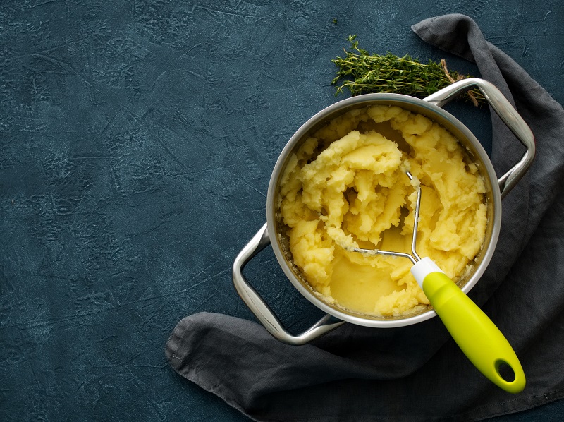 Kartoffelpüree und Kartoffelstampfer Kartoffelpüree