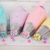 Du kannst den Spritzbeutel mit mehreren Farben befüllen, damit die Dekoration Deiner Cupcakes noch ausgefallener wird.