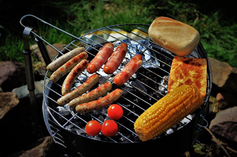 Grillgut auf einem Holzkohlegrill Ein Holzkohlegrill veranschaulicht.