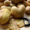 Kartoffeln mit Kartoffelschäler