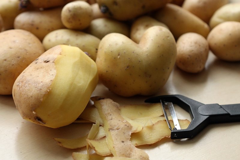 Kartoffeln mit Kartoffelschäler