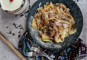 Rustikales Essen in einer Schmiedeeiserne Pfanne