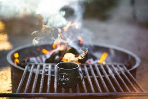 Zeigt den Holzkohlegrill beim grillen