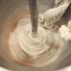 Mit einer Eismaschine mit Kompressor Eis herstellen