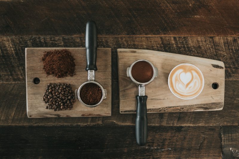 Kaffeebohnen in verschiedenen Ausführungen für die perfekte Tasse Kaffee Mit Feinwaagen das Abwiegen von Kaffee