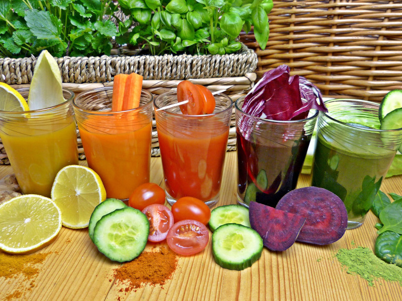Vielfältige Obst- und Gemüse Säfte Gesunde Säfte aus Obst und Gemüse