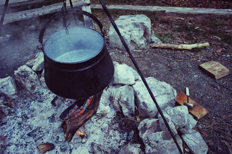 Kochtopf hängend über dem Lagerfeuer Kochtopf über dem Lagerfeuer