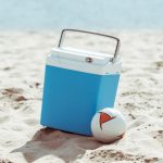 Kühlbox mit Volleyball an Strand