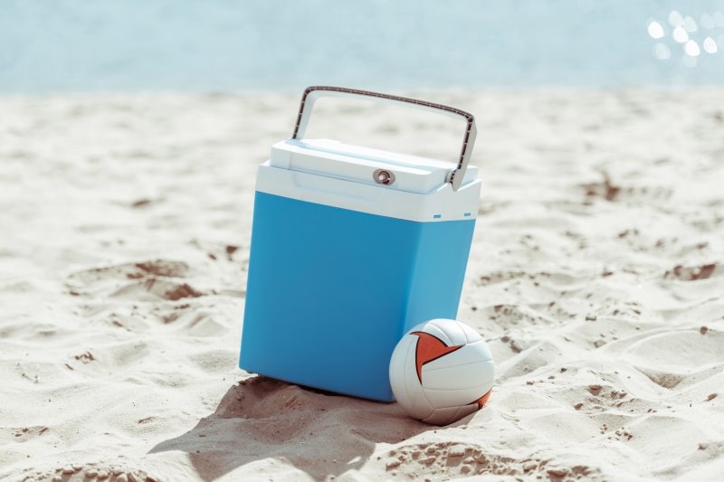 Kühlbox mit Volleyball an Strand