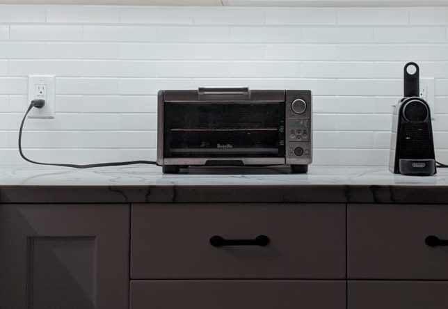Mikrowelle mit Grill und Heißluftsteht auf Küchenzeile