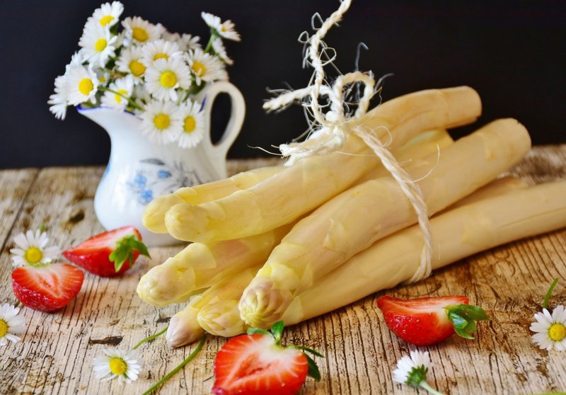 Spargelschäler hilft beim Spargel kochen