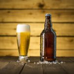 Selbstgebrautes Bier im Glas und in der Flasche