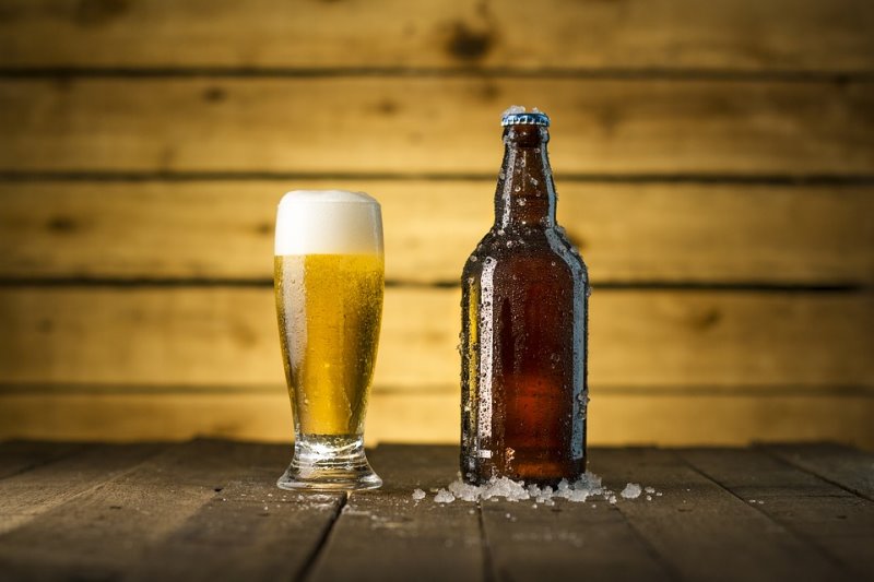Selbstgebrautes Bier im Glas und in der Flasche