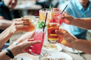 Anstoßen mit Cocktailgläsern an