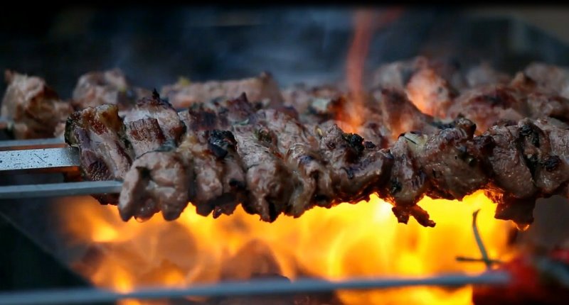 Döner Kebap auf einem Spieß gegrillt