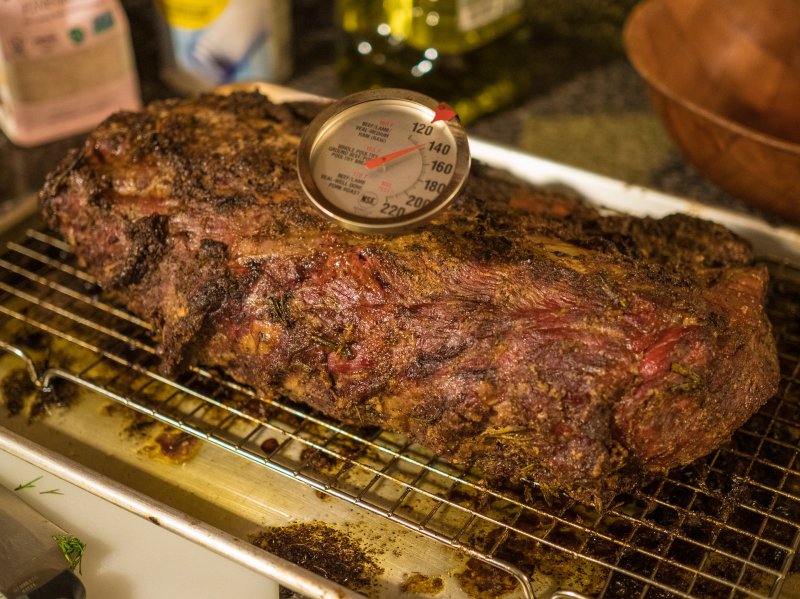 Kerntemperatur wird mit einem Bratenthermometer gemessen Bratenthermometer Test Messbereich
