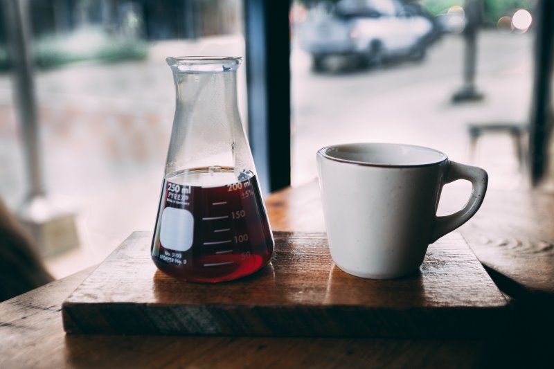 Eine Karaffe aus Borosilikatglas, die mit Tee befüllt ist. Karaffe mit Borosilikaglas