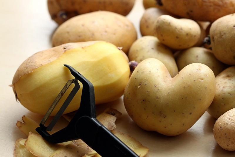 Sparschäler mit Kartoffeln