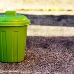 Grüner Abfallsammler als Miniatur