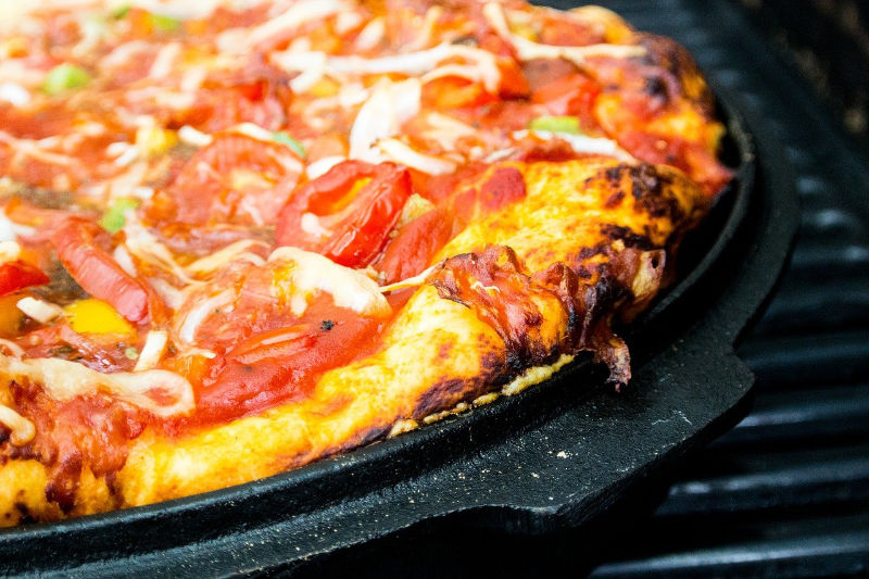 Pizzapfanne in Benutzung