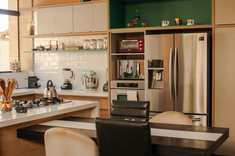 Standkühlschrank in grauem Edelstahl steht in einer hellen Küche