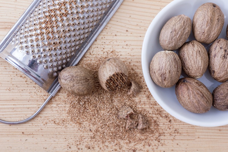 Abgeriebene Muskatnüsse Feinreibe Test