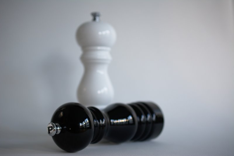 Schwarze und weiße Salz- und Pfeffermühle in berühmtem Design. weiße und schwarze salz- und pfeffermühle