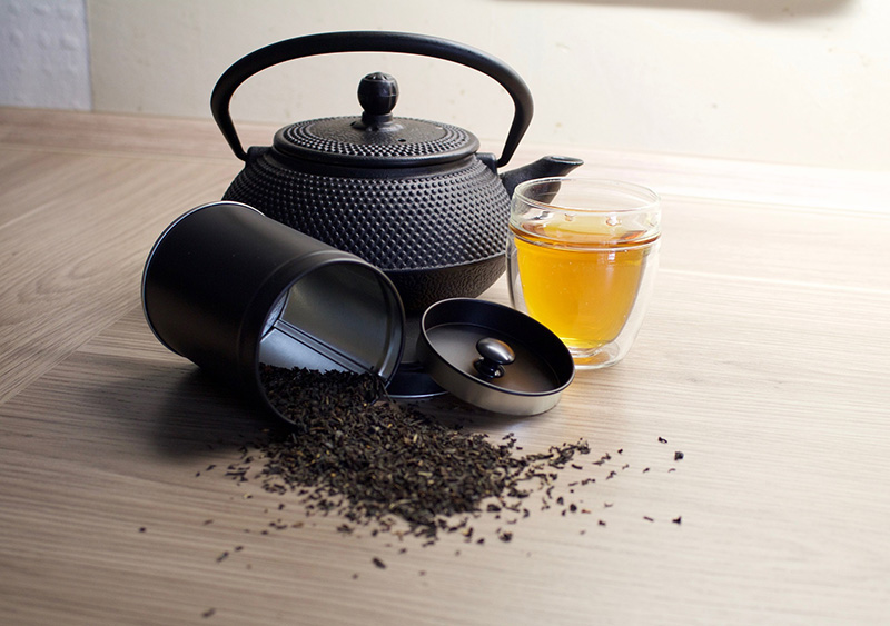 Teedose und Kanne mit losem Tee
