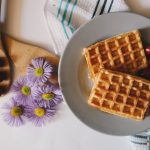 waffel-kirsche-tisch-blumen