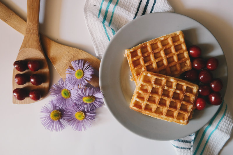 waffel-kirsche-tisch-blumen