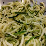 Ein Julienne Schneider Schneides jedes Gemüse in dünne Streifen.