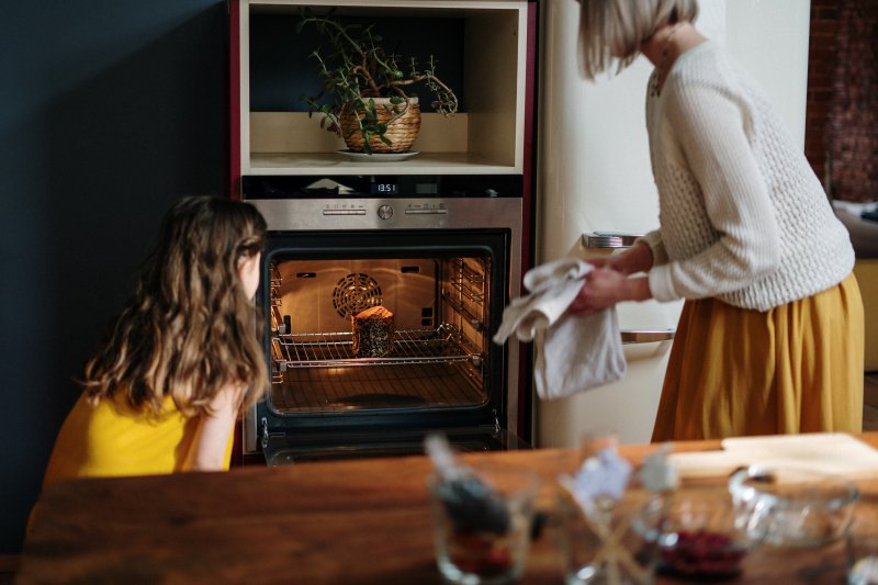 Eine Familie die mit einem Autarken Backofen backt.