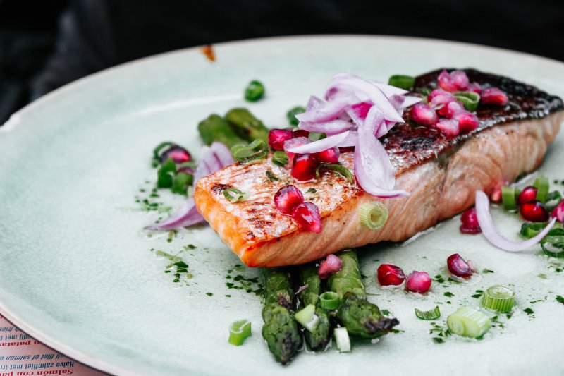Lachsfilet auf dem Gasgrill mit Seitenbrenner gegrillt Fisch auf dem Gasgrill mit Seitenbrenner