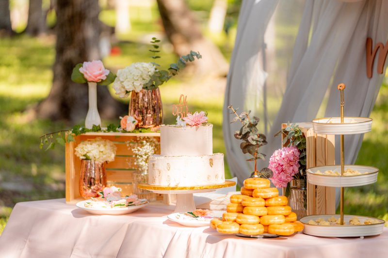 Torte-und-Donuts-auf-Tortenstaender