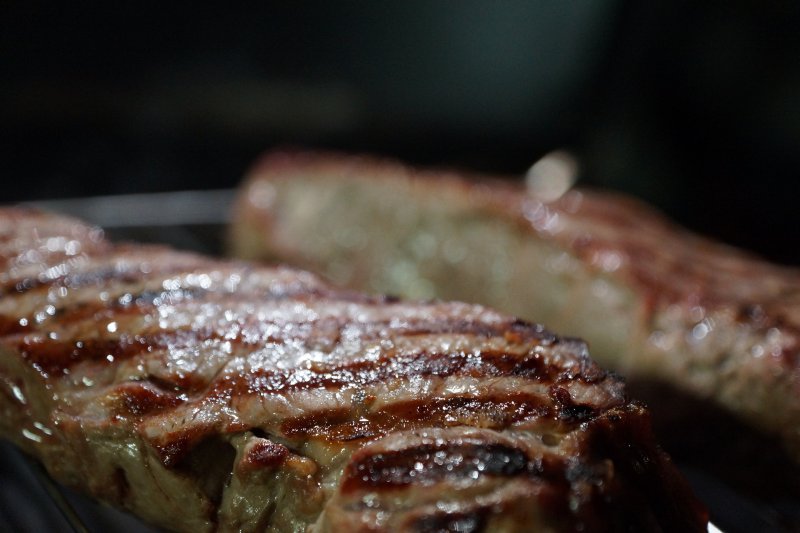 Steaks die mittels Infrarot-Keramikbrenner gegrillt wurden. Gasgrill mit Seitenbrenner auf dem Steaks gegrillt werden.