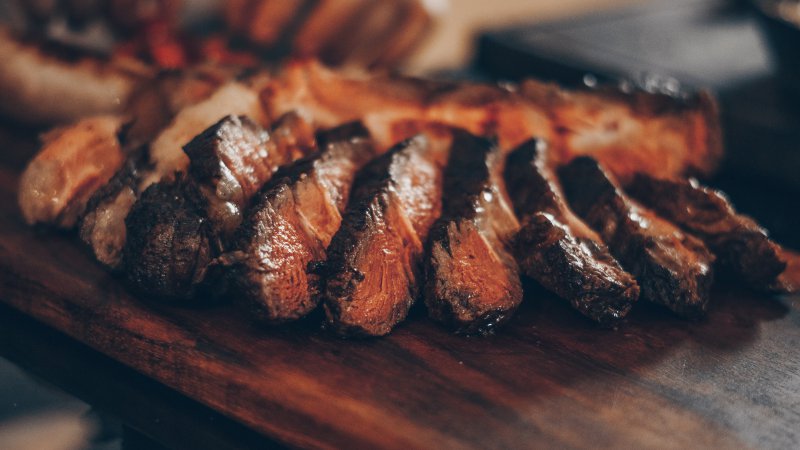 Steaks vom Balkon Gasgrill sind geschmacklich hervorragend. Auch Burger, Hot Dogs und andere Fleischalternativen gelingen auf dem Balkon Gasgrill. Bild auf dem ein Steak vom Balko Gasgrill zu sehen ist