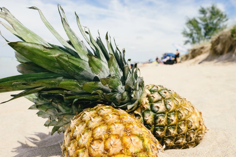 Zwei Ananas auf dem Strand und Ananasschneider im Test