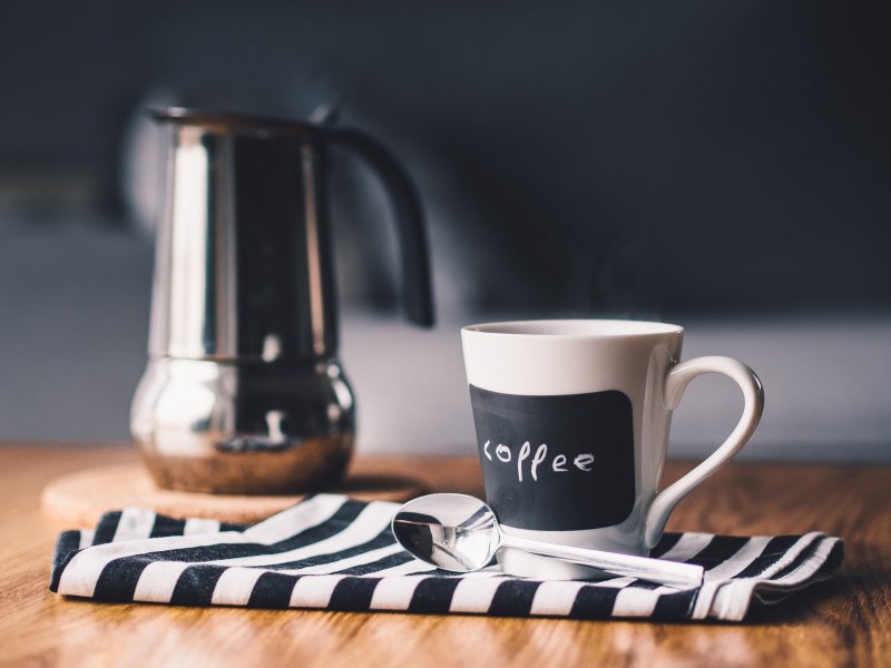 Espressokocher, Espressotasse und Löffel.