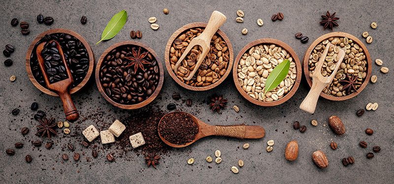 Verschieden geröstete Kaffeebohnen
