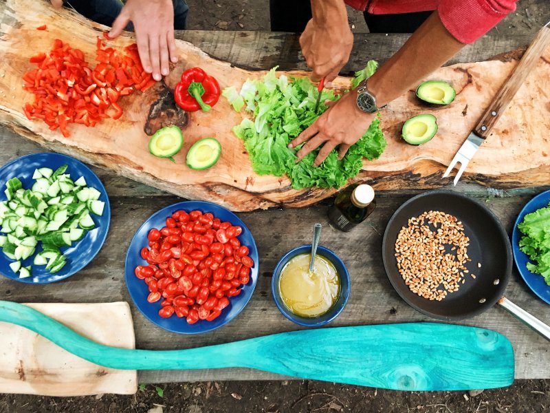 Zutaten werden geschnitten und vorbereitet. Mit der Löffelwaage kochen
