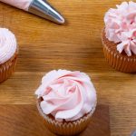 Cupcakes, die mit Spritztüllen verziert wurden