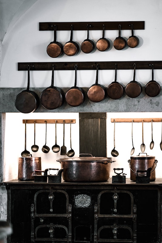 Kupferpfannen im Vergleich - die beste Kupferpfanne kaufen Vintage Kupferpfannen schön in alten Küche platziert.