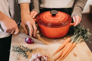 Vorbereitungen für das Kochen mit einem Bräter aus Gusseisen