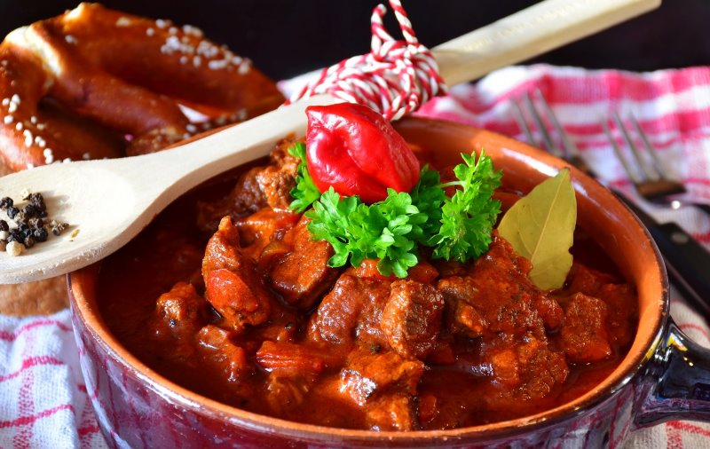 zubereitetes gulasch in keramik schale