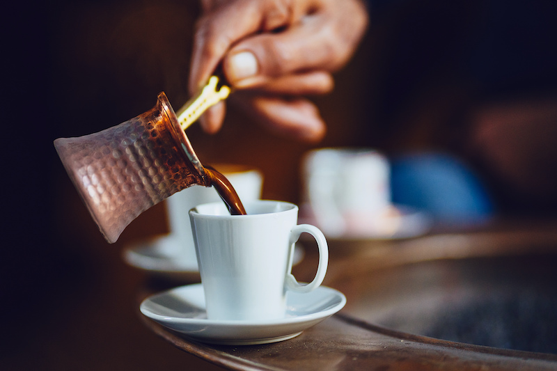 Kupferpfannen Vergleich: Türkischer Kaffee aus Kupfer Kanne Türkischer Kaffee aus traditionellem Kupferkännchen