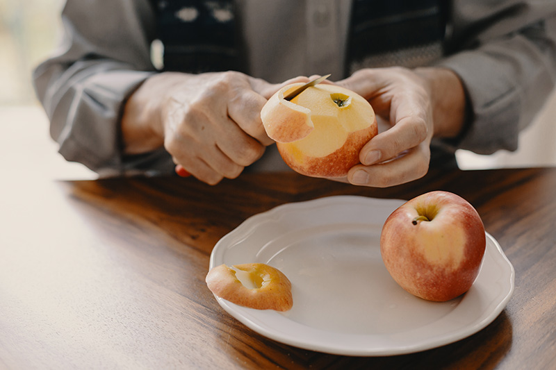 Alternative zum Pendelschäler Apfel wird mit einem Messer geschält