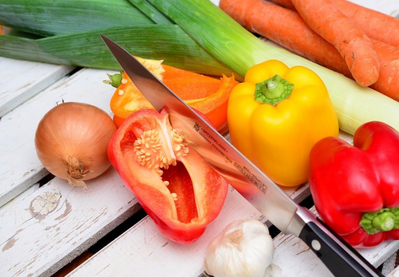 Schinkenmesser zum Schneiden von Gemüse, Obst, Fleisch und Fisch Gemüse, Obst, Fleisch und Fisch mit dem Schinkenmesser bearbeiten