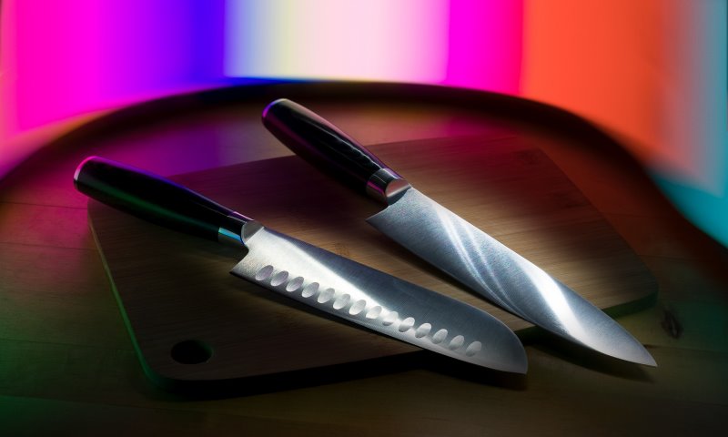 Schinkenmesser im Vergleich und Test Zwei Schinkenmesser auf einem Brett